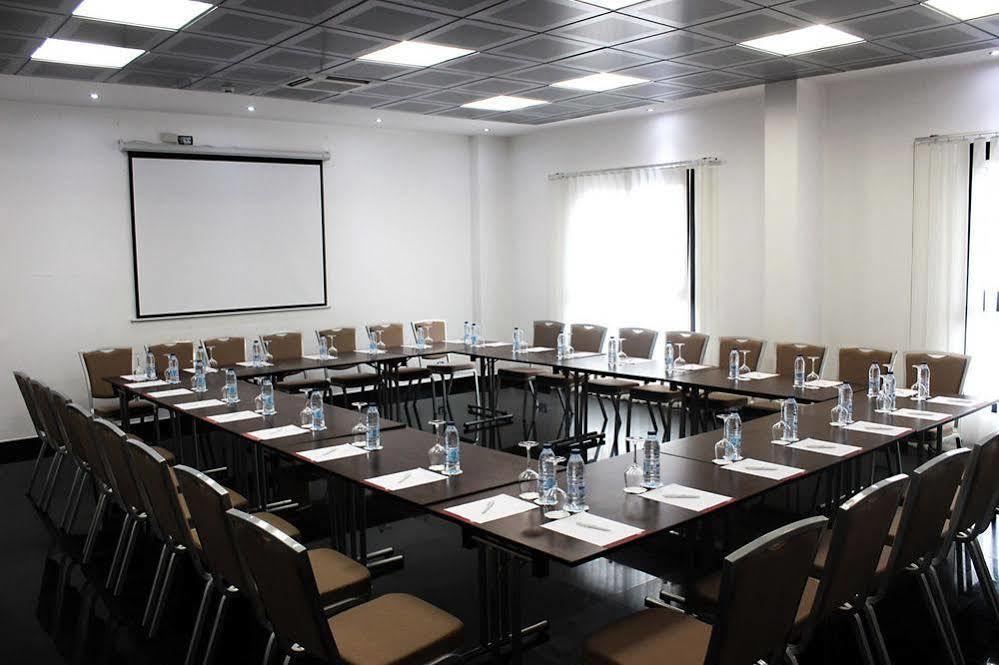 Star Land Hotel Bonapriso Douala Bagian luar foto